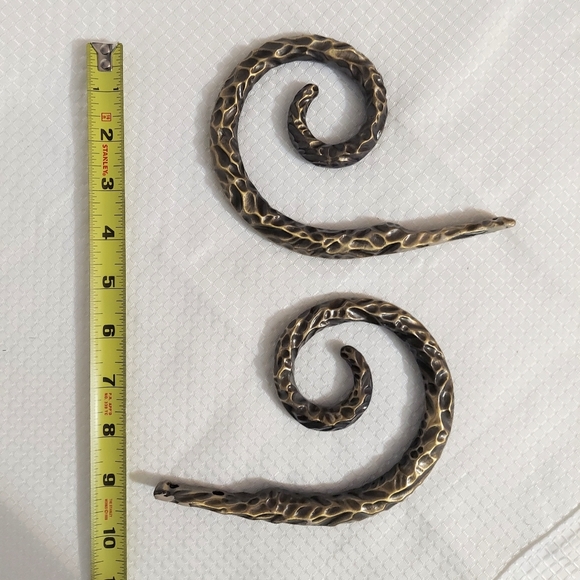 Vintage Brass Swirl Curtain Holders Textured Curly Q Pair Drapes - Picture 9 of 9